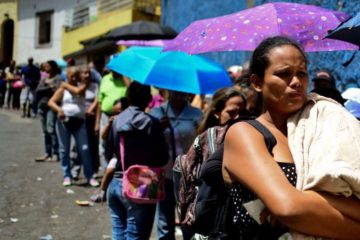 venezolanos-forman-largas-filas-para-adquirir-alimentos-_970_521_1367298
