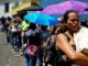 venezolanos-forman-largas-filas-para-adquirir-alimentos-_970_521_1367298